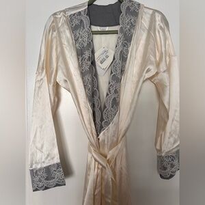 New LA PERLA SILK Elegant Cream and Gray Lace Trim Robe